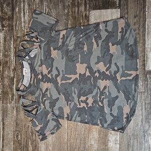 BiBi Cold Shoulder Short Sleeve Camouflage Shirt Women's Medium Camo Top